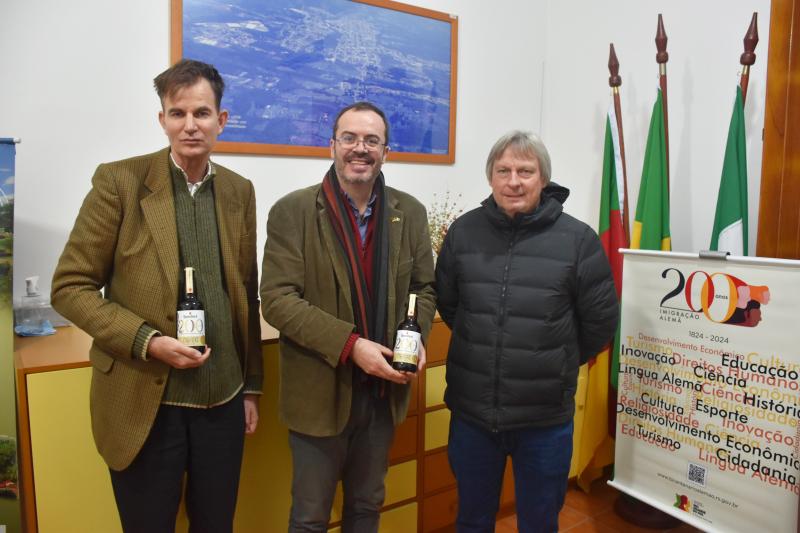 Marc Bodgahn e Rafael Gessinger com o diretor da Hunsrück, Miguel Engelmann