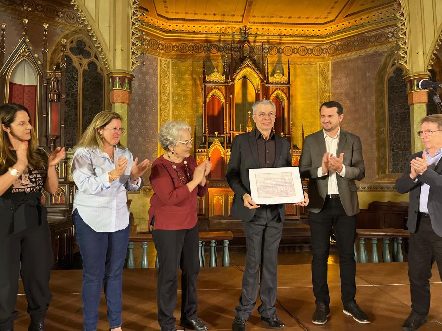 Presidente César recebeu uma placa das mãos do prefeito Jerri