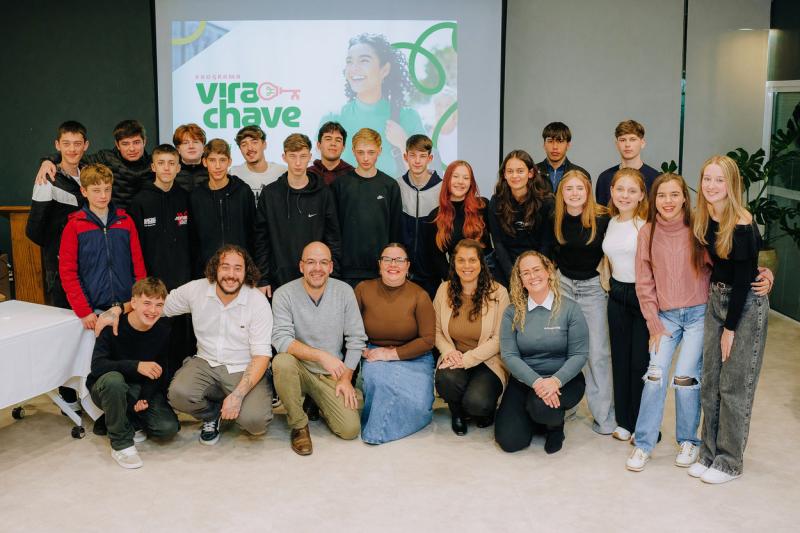 Primeira turma do programa Vira-Chave forma 64 estudantes em três cidades