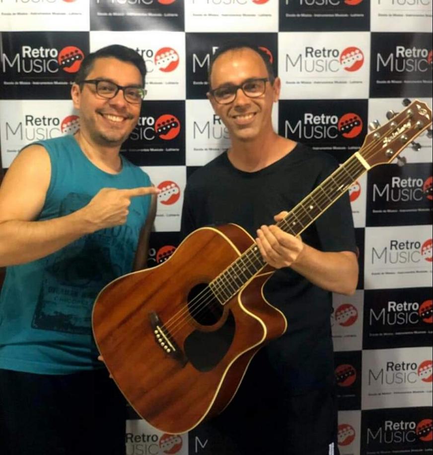 Primeiro instrumento restaurado foi do músico Rogério Vallejos