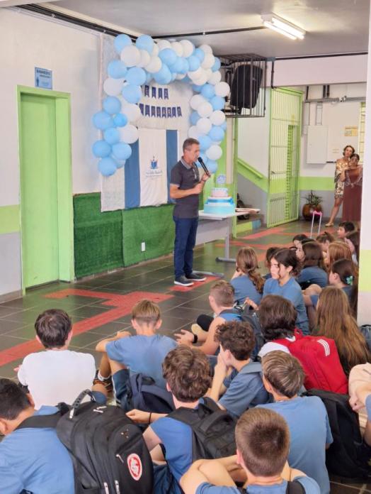 Professor Léo parabenizou a escola