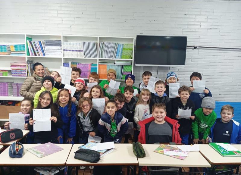 Turma do 3º ano do fundamental, junto com a professora Katharina