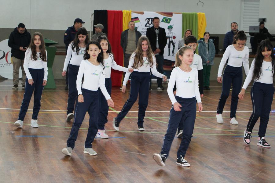 Projeto Passos Livres, da escola municipal Arno Nienow, coordenado pela professora Vivian Moraes, também realizou belíssimas apresentações de dança