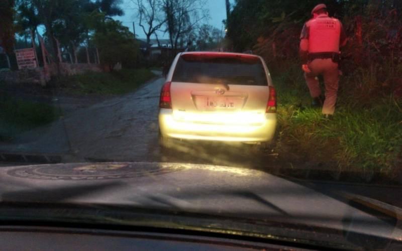 Carro foi abandonado em Portão