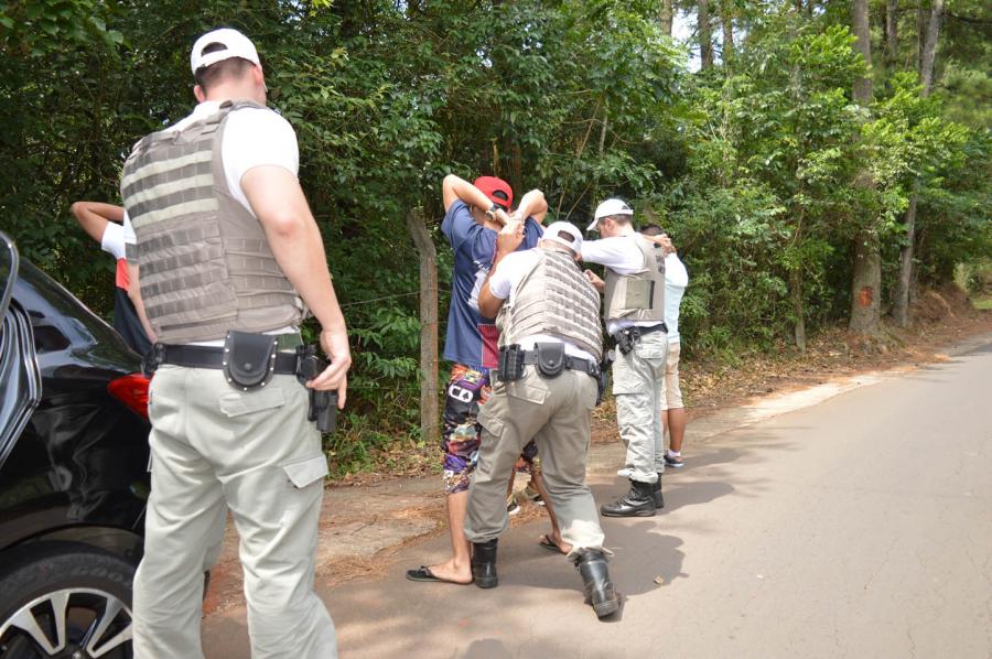 Quatro indivíduos, segundo a polícia todos com passagens por roubo e receptação, foram abordados no local