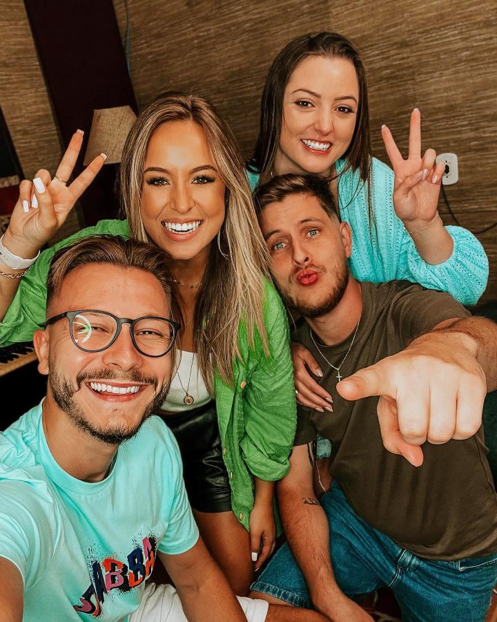 Rafael e a namorada Nicole com Augusto e a noiva Luana