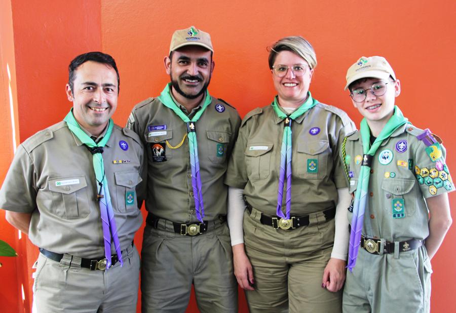 Rafael Fogaça, Sandro Severo Trindade (Assistente da Tropa Escoteira), Hariet Arandt e Roniê Gustavo Hirsch (Escoteiro) estiveram no JDI