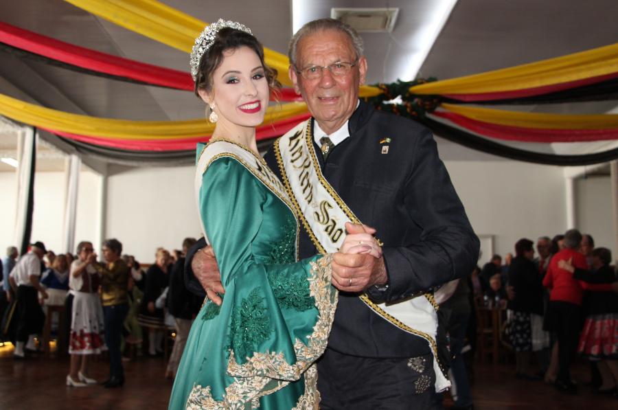 Rainha de Dois Irmãos, Tainara Schneider, e Rei do Kerb, Darcy Engelmann, abriram o baile