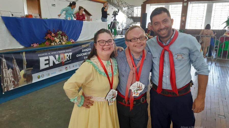 Raíssa e Roberto com o instrutor Rafael, que foi muito elogiado por eles e pelas famílias