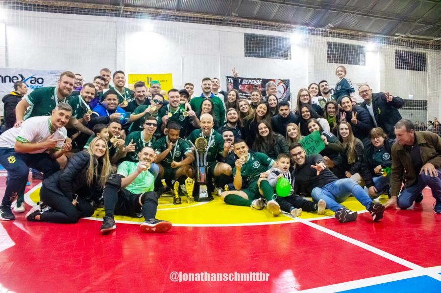 Raja comemorou o título ao lado da torcida (Foto: Jonathan Andrei Schmitt)