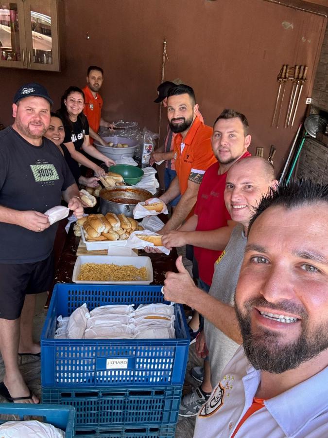 Refeições são preparadas em locais como a sede do clube, salões das comunidades e no Centro de Pastoral da Igreja Católica