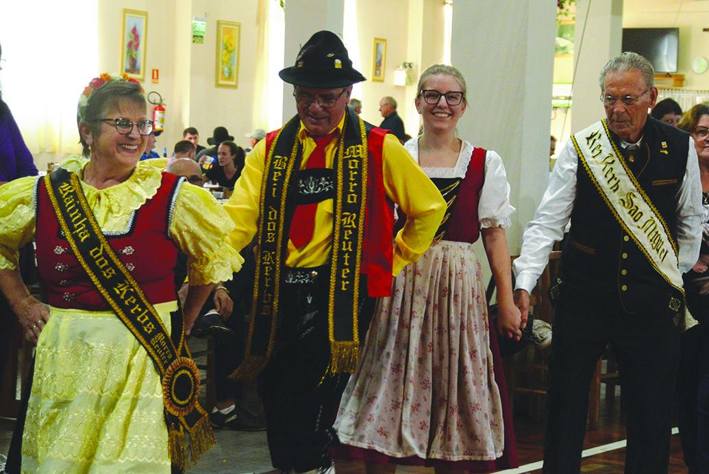 Rei e Rainha do Kerb de Morro Reuter, José Flávio Birck e Lurdes Birck, Laura Arnold, do Sindicato, e o Rei do Kerb de São Miguel, de Dois Irmãos, Darcy Engelmann