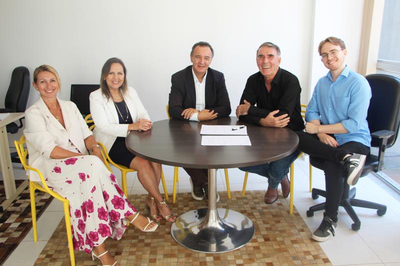 No JDI: professora Márcia Johann, diretora Cláudia Beretta, reitor José Paulo da Rosa, editor Alan Caldas e o acadêmico em Ciência de Computação Adam Johannes von Staudt e Caldas