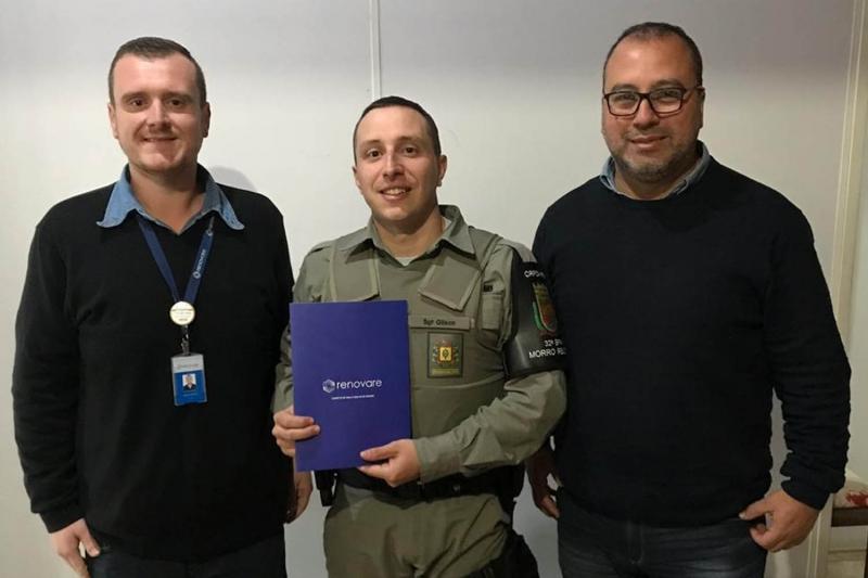 Sargento Gilson (centro) com representantes da Renovare, o vendedor Matheus Brixner e o coordenador comercial Gustavo Lopes