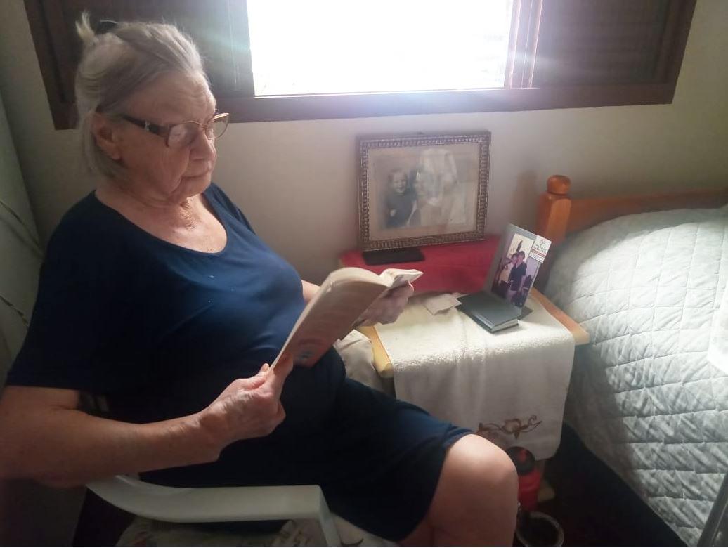 Residente Hedy Nonnenmacher aproveita para ler um livro