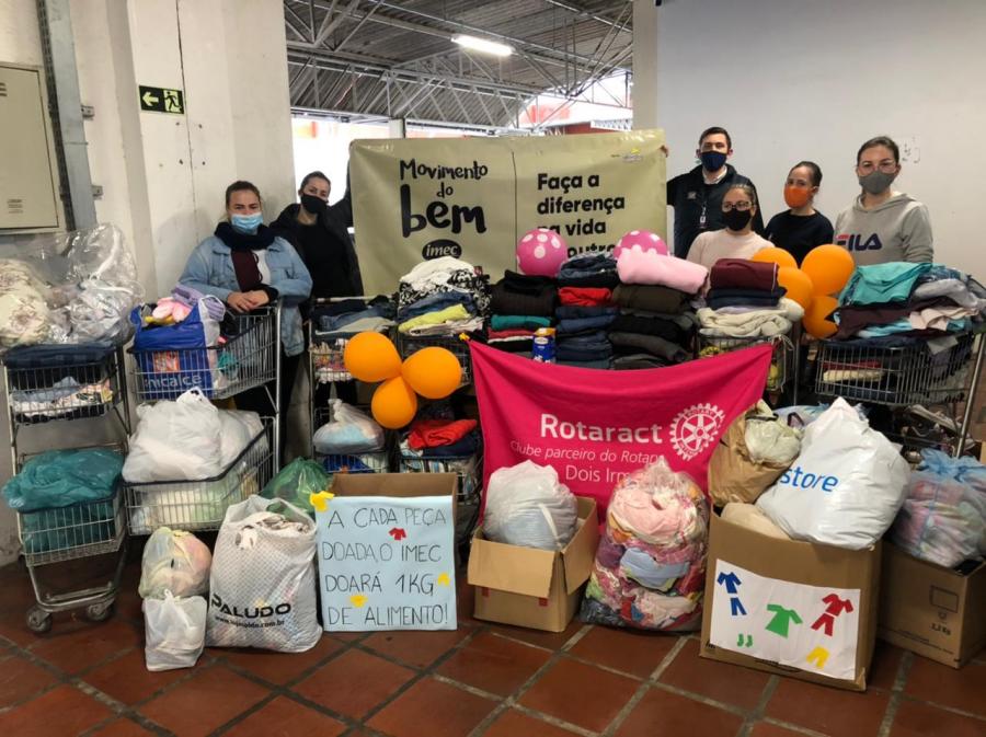 Rotaract durante a arrecadação de roupas