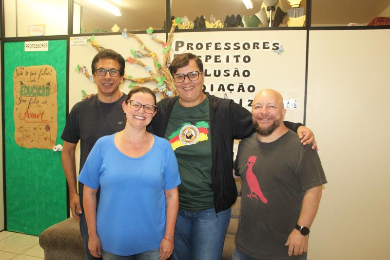 Diretora com a comissão organizadora