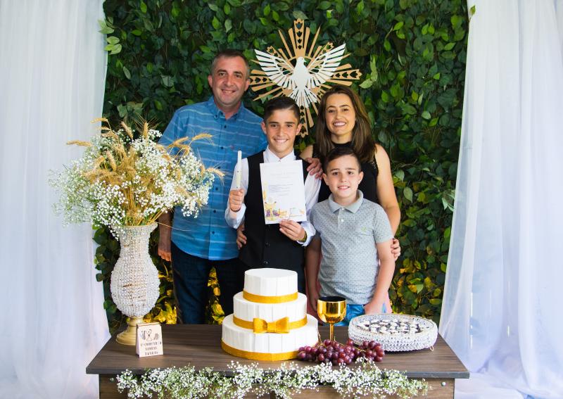 Samuel Knob recebeu a Primeira Comunhão no dia 24 de novembro. Na foto, com os pais Cristina e Evandro e o irmão Pietro (Foto: Leonardo Boufleur)