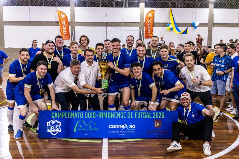 Atletas comemoram com a taça (Fotos: @napalmfoto)