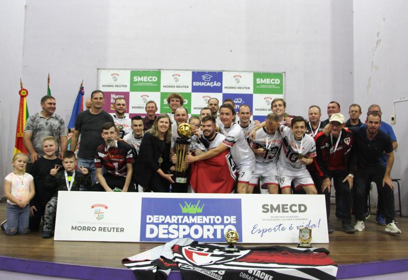 Jogadores comemoram com a taça de campeão