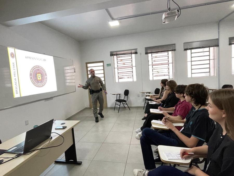 Sargento Neves palestrando aos estagiários