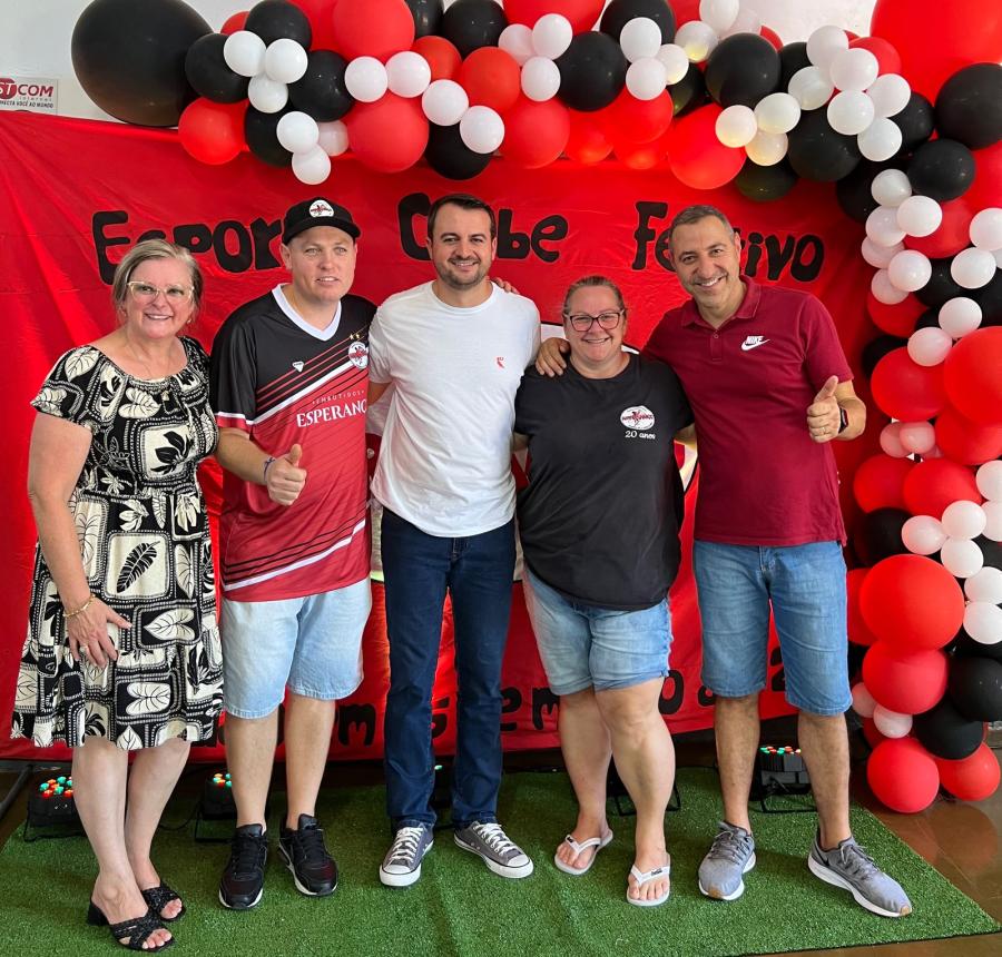 Secretária de Educação, Denise Maldaner, presidente Fernando, prefeito Jerri Meneghetti, Niusa e secretário da Saúde, Nilton Tavares, no evento de sábado