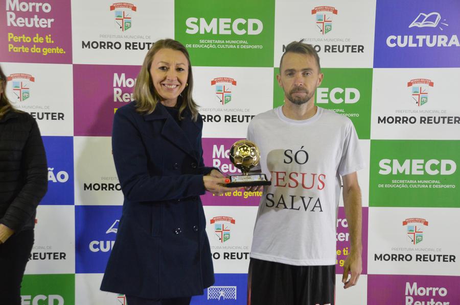 Secretária Juliana entregou para Triel Lagasse, do Removidos, o troféu de Destaque do Campeonato