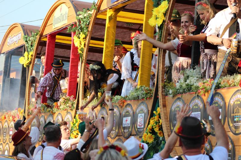 Desfile do Bierwagen foi atração na tarde de sábado