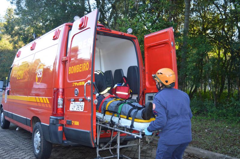 Motorista foi socorrido pelos bombeiros