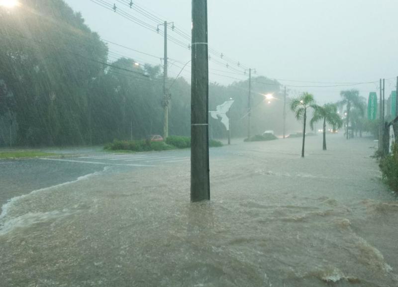 Chuvas do fim de semana alagaram vários pontos da cidade. Na foto acima, a Av. Irineu Becker na tarde de sábado; abaixo, trecho da Av. São Miguel 