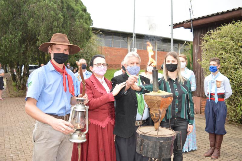 Eliéser Kunrath, capataz da Campeira da ACTG, Regina e Olídio Gass, patrões da ACTG, e Thaís Backes Klein, Chefe do Departamento de Cultura do município