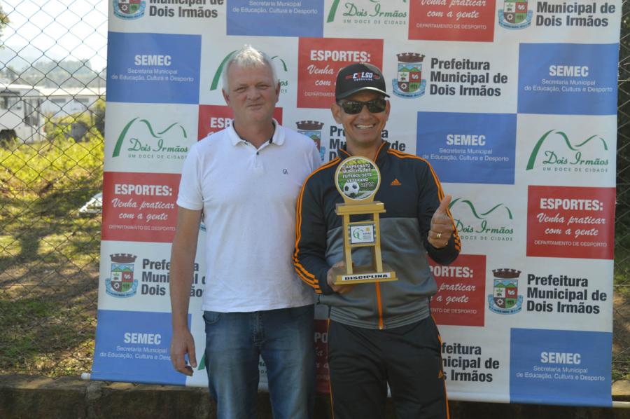 SER Campinas levou o troféu Disciplina. Na foto, Sérgio entregando a premiação para Nilton