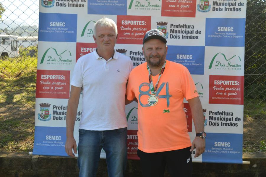 Sérgio Kroetz, do Departamento de Desporto, entregou premiação de melhor técnico para Márcio Assmann, do Hooligans