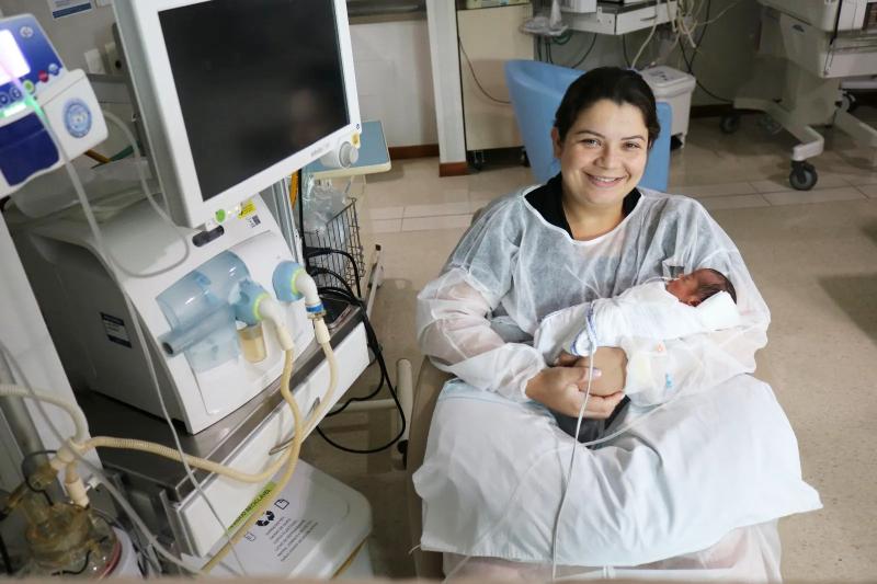 Djéssica com a pequena Maria Clara na UTI Neonatal (Fotos: Adriana Lima / Hospital Regina)