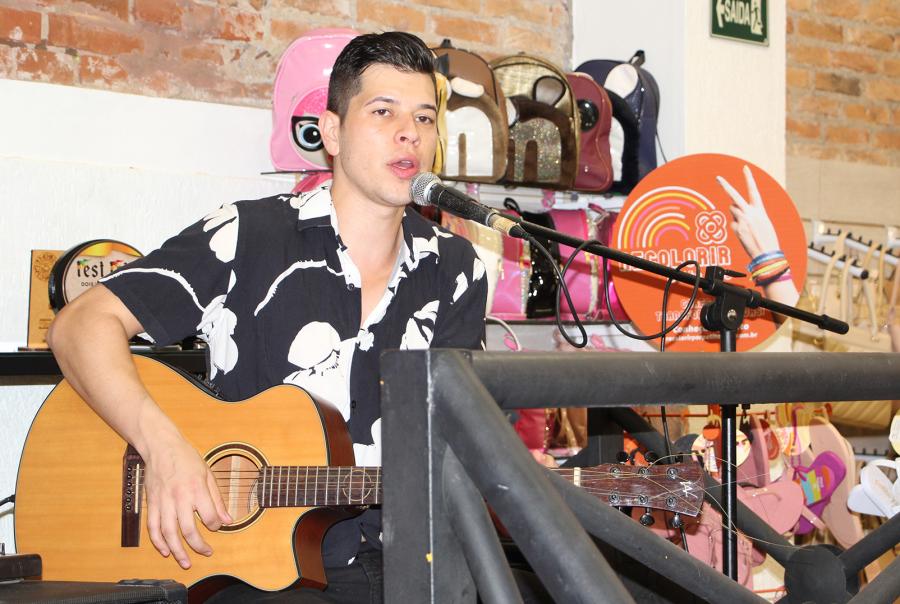 Show com Ederson Bueno animou o aniversário da Charme Acessórios