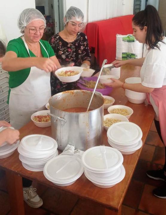 Só neste sábado e domingo, os voluntários prepararam quase 10 mil marmitas e lanches