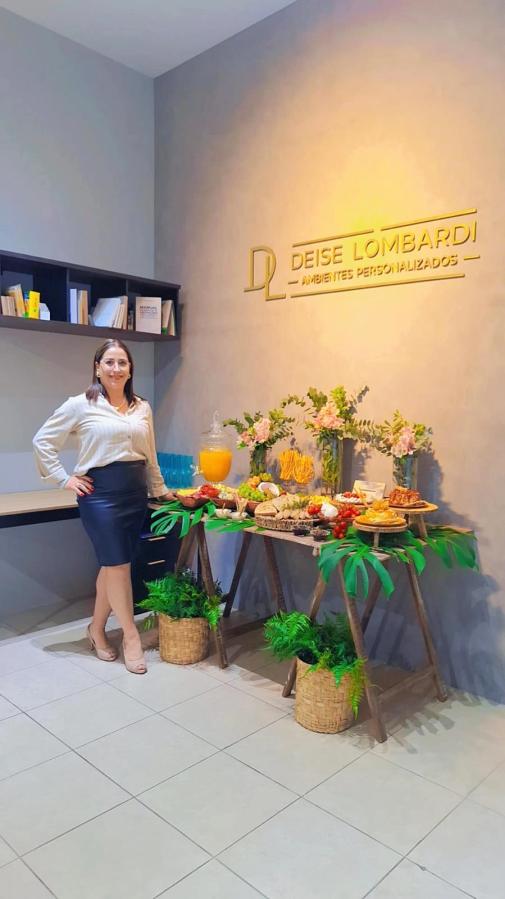 Sob a direção de Deise Lombardi, a DL Ambientes Personalizados conta com um escritório exclusivo em Dois Irmãos, na Rua Germano Hauschild, 39 – Sala 03, Centro