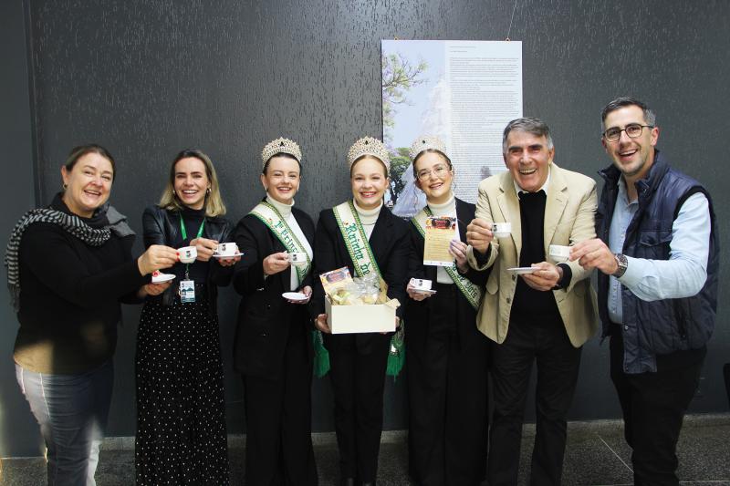 No JDI: Angela, Djenifer, Clarissa, Caroline, Emanuelle, editor Alan Caldas e Leonardo