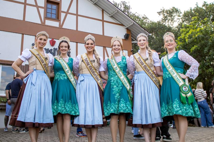Soberanas de Dois Irmãos com a Corte da Oktoberfest de Igrejinha
