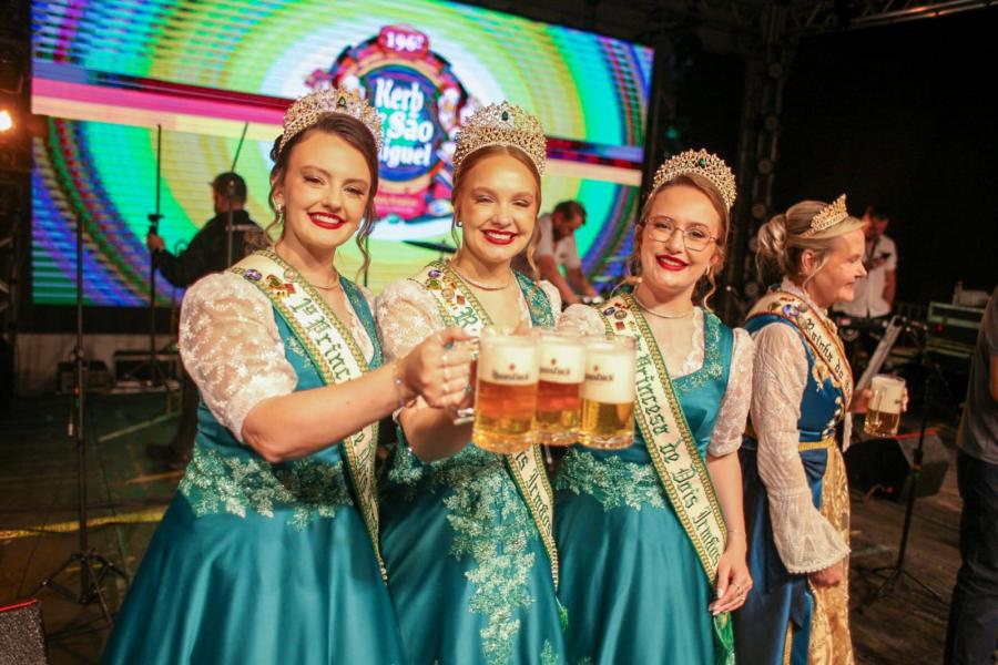 Soberanas distribuíram simpatia e beleza