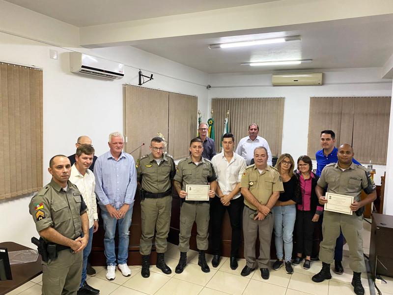 Érique e Ezequiel (com a moção nas mãos) com colegas e vereadores 