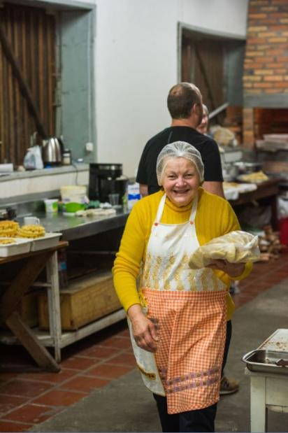 Sorridente, a voluntária Laíde Dapper ajudou no último chá da associação (Foto: Foto Ênio)