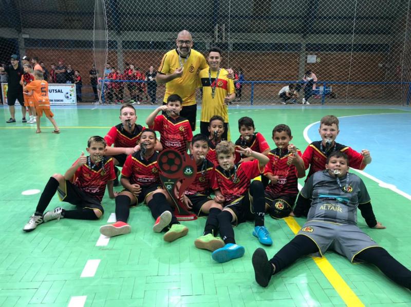 Meninos do Sub-11 ficaram campeões ao vencer o Aliança na grande final