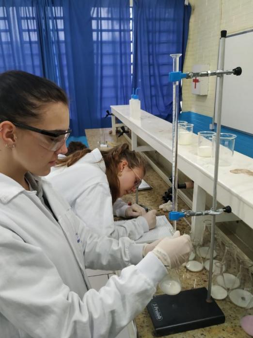 Técnico em Química ocorre em duas modalidades: integrado ao Ensino Médio e Pós-Médio
