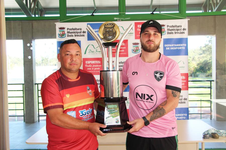 Técnicos Bolacha e Isaías com a taça de campeão, que estará em jogo neste sábado