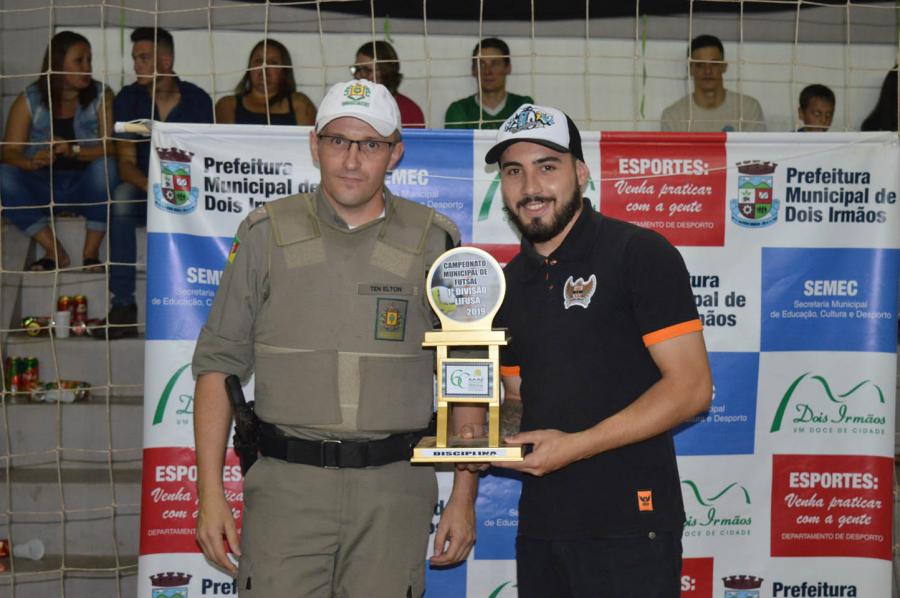Tenente Elton entregou para Robson, do Sempre Amigos, troféu Disciplina