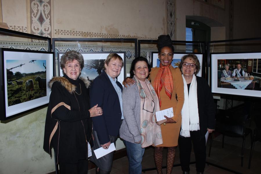 Terezinha Malheiros, Dora Grady Lodwick, Leila Santos, prefeita Tânia da Silva e Vera Rausch