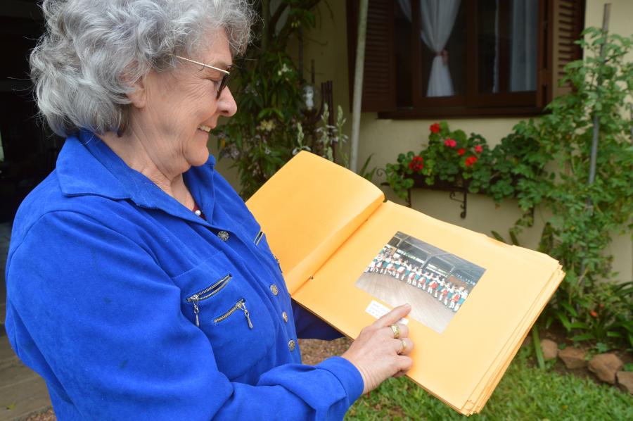 Tia Liria com as recordações dos ‘Alemãezinhos do 10’