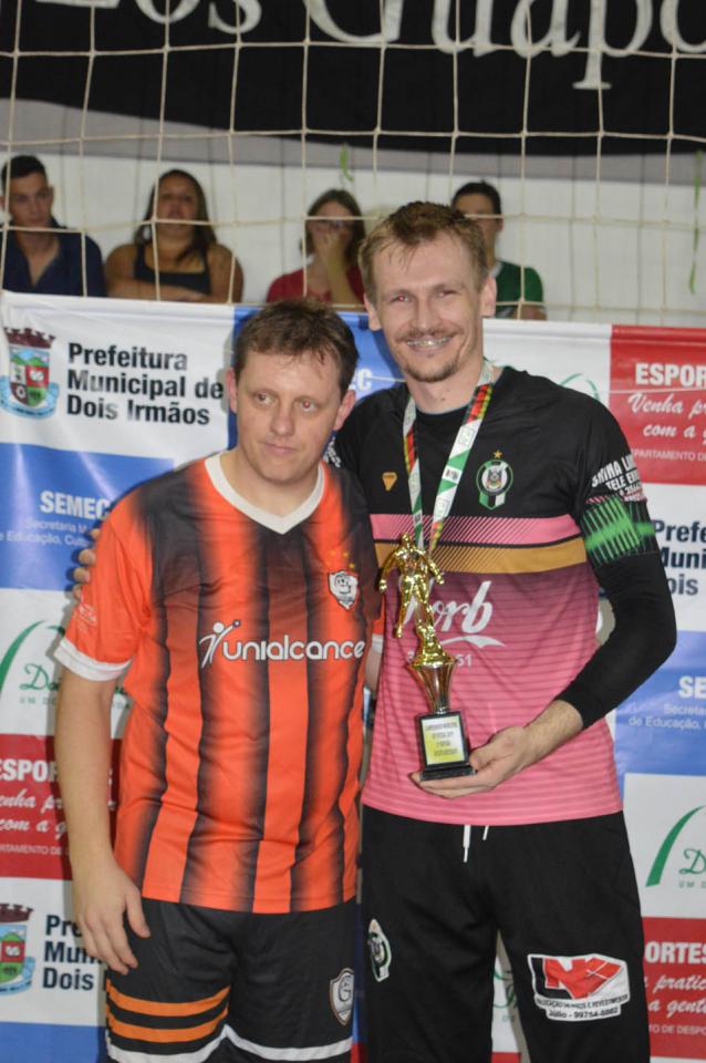 Tiago entregou para Colorido, do Los Guapos, o troféu de Jogador Destaque da competição