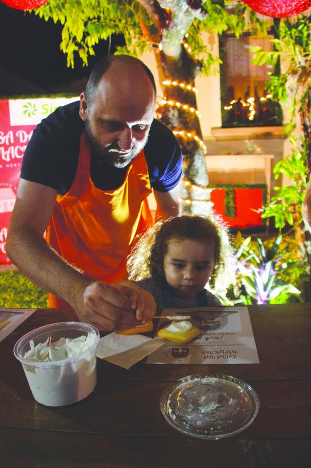 Tiago Thiesen com o filho Francisco, de 3 anos, na Casa da Bolacha